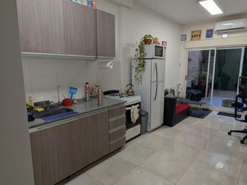 MONOAMBIENTE EN VENTA CON PATIO EN FLORES