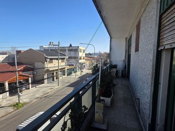 VENTA DEPARTAMENTO 4 AMB C/PATIO Y BALCON CASEROS