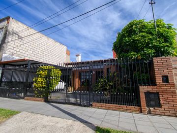 GRAN CASA CON PATIO PILETA y QUINCHO
