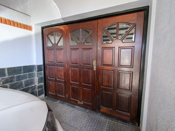 GRAN CASA CON PATIO PILETA y QUINCHO