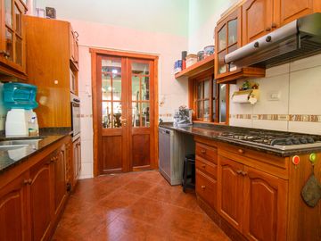 GRAN CASA CON PATIO PILETA y QUINCHO