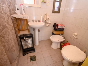 GRAN CASA CON PATIO PILETA y QUINCHO