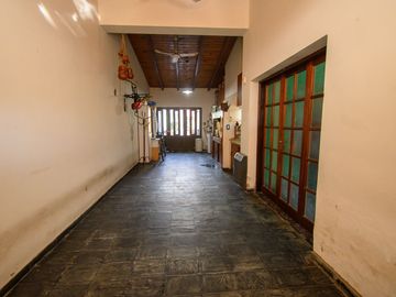 GRAN CASA CON PATIO PILETA y QUINCHO