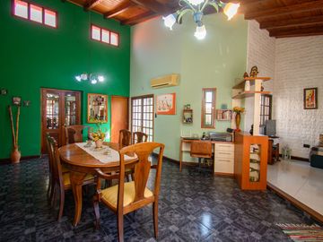 GRAN CASA CON PATIO PILETA y QUINCHO
