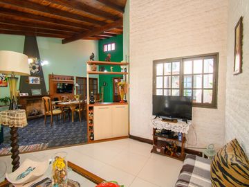 GRAN CASA CON PATIO PILETA y QUINCHO