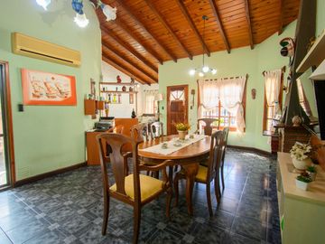 GRAN CASA CON PATIO PILETA y QUINCHO