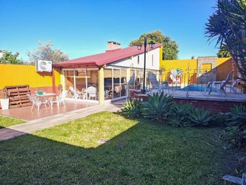 GRAN CASA CON PATIO PILETA y QUINCHO