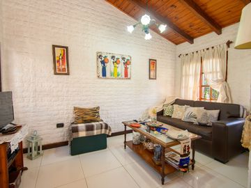 GRAN CASA CON PATIO PILETA y QUINCHO