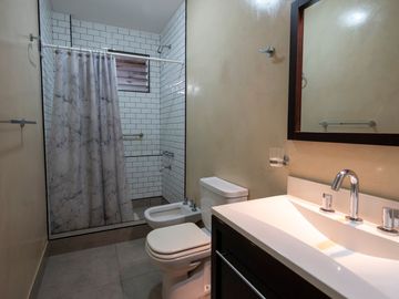 DPTO EN VENTA 5 AMB EN FLORES CON PATIO Y PARRILLA