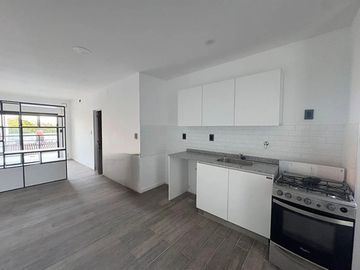 VENTA MONOAMBIENTE CON BALCÓN CONTRA FRENTE