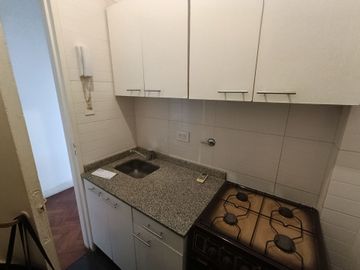 AMPLIO MONOAMBIENTE CON DEPENDENCIA-MUY LUMINOSO