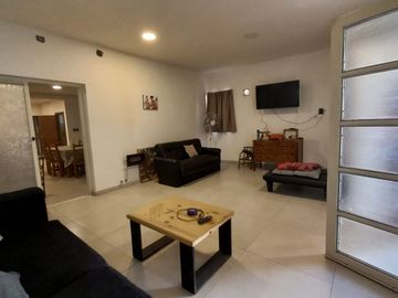 CASA QUINTA + SALON COMERCIAL. PISCINA -Guaymallén