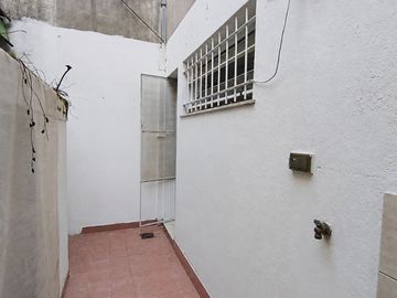 Venta PH dos ambientes patio propio  Beccar