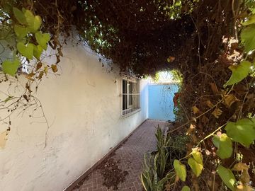 VENTA CASA, 2 DORMITORIOS, BARRIO ITURRASPE!