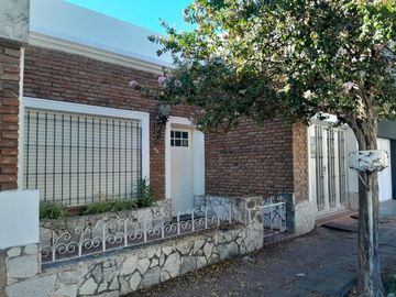 VENTA CASA, 2 DORMITORIOS, BARRIO ITURRASPE!