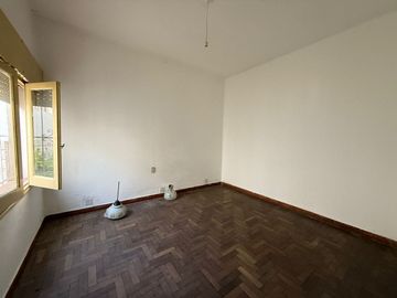 VENTA CASA, 2 DORMITORIOS, BARRIO ITURRASPE!