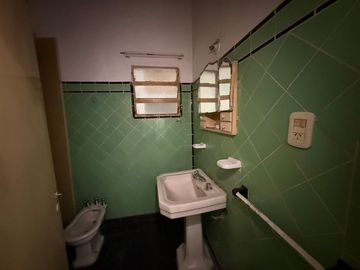 VENTA CASA, 2 DORMITORIOS, BARRIO ITURRASPE!