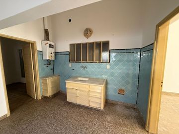 VENTA CASA, 2 DORMITORIOS, BARRIO ITURRASPE!