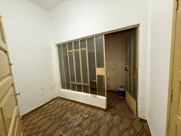 VENTA CASA, 2 DORMITORIOS, BARRIO ITURRASPE!
