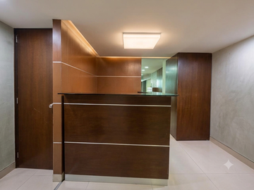 Exclusiva Oficina Corporativa en El Wtc – Piso 19 con Baño Privado