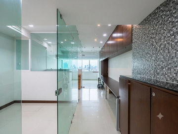 Exclusiva Oficina Corporativa en El Wtc – Piso 19 con Baño Privado