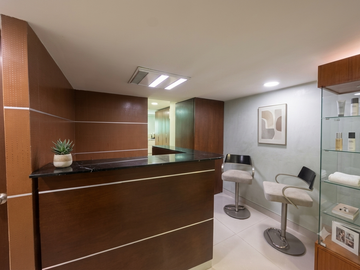 Exclusiva Oficina Corporativa en El Wtc – Piso 19 con Baño Privado