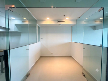 Exclusiva Oficina Corporativa en El Wtc – Piso 19 con Baño Privado