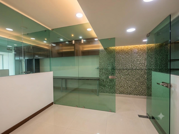 Exclusiva Oficina Corporativa en El Wtc – Piso 19 con Baño Privado