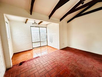 Casa en arriendo c/ estacionamiento en Rojas Magallanes