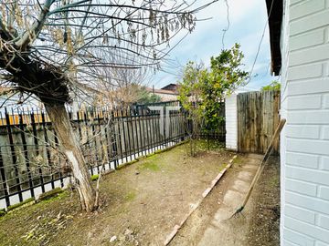 Casa en arriendo c/ estacionamiento en Rojas Magallanes