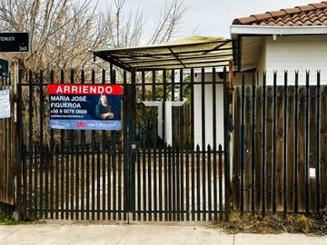 Casa en arriendo c/ estacionamiento en Rojas Magallanes