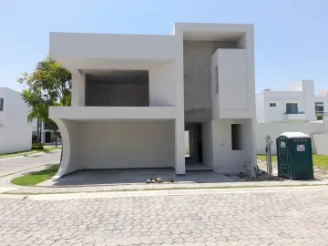 Casa en   Venta  en Puebla Lomas de Angelópolis  Parque Queretaro  esquina casa club con alberca