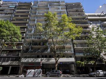 Consultorios/Oficinas a mts. del Hospital Alemán– Edificio moderno con seguridad