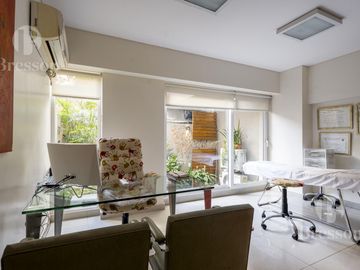 Consultorios/Oficinas a mts. del Hospital Alemán– Edificio moderno con seguridad