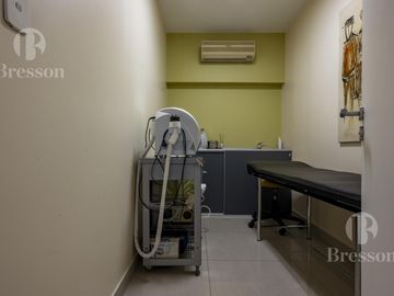 Consultorios/Oficinas a mts. del Hospital Alemán– Edificio moderno con seguridad