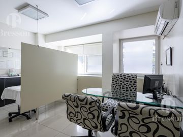 Consultorios/Oficinas a mts. del Hospital Alemán– Edificio moderno con seguridad