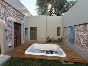 Venta Reciclada  a estrenar Casa 3 dormitorios Patio y pileta Lourdes