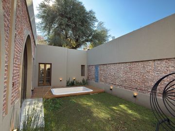 Venta Reciclada  a estrenar Casa 3 dormitorios Patio y pileta Lourdes