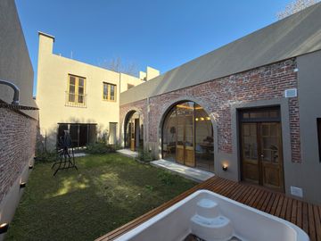 Venta Reciclada  a estrenar Casa 3 dormitorios Patio y pileta Lourdes