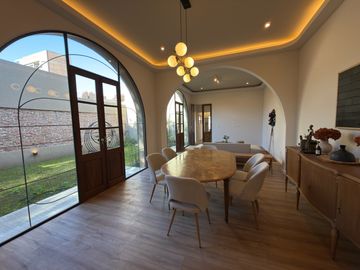 Venta Reciclada  a estrenar Casa 3 dormitorios Patio y pileta Lourdes