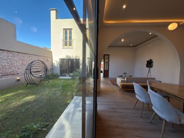 Venta Reciclada  a estrenar Casa 3 dormitorios Patio y pileta Lourdes