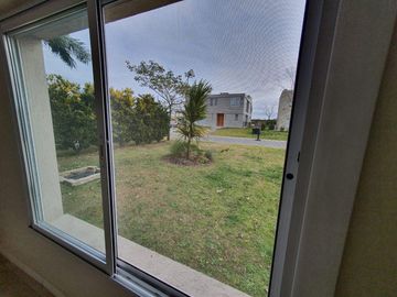 Casa al lago de 5 ambientes en alquiler anual en Ceibos Puertos del Lago