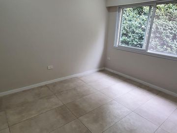 Casa al lago de 5 ambientes en alquiler anual en Ceibos Puertos del Lago