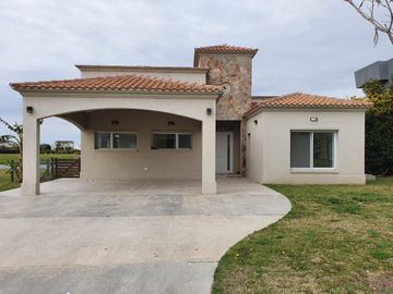 Casa al lago de 5 ambientes en alquiler anual en Ceibos Puertos del Lago