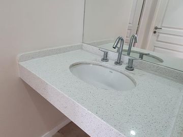 Casa al lago de 5 ambientes en alquiler anual en Ceibos Puertos del Lago