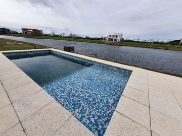 Casa al lago de 5 ambientes en alquiler anual en Ceibos Puertos del Lago