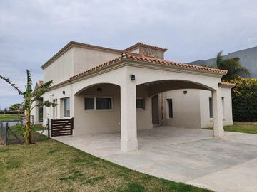 Casa al lago de 5 ambientes en alquiler anual en Ceibos Puertos del Lago