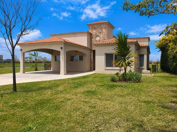Casa al lago de 5 ambientes en alquiler anual en Ceibos Puertos del Lago