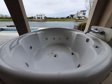 Casa al lago de 5 ambientes en alquiler anual en Ceibos Puertos del Lago