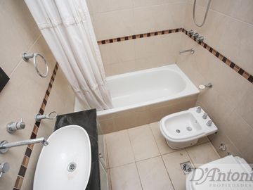 Piso exclusivo en Caballito: 4 ambientes, suite, cochera S.U.M. con parrilla y gran balcón